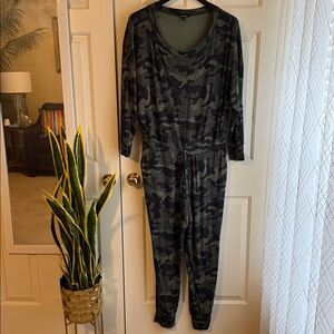 Express Camo Print Women's Long Sleeve Jumpsuit size Large